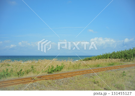 秋晴れの陸奥湾と大湊線の線路 青森県横浜町 秋晴れの陸奥湾と大湊線の線路 青森県横浜町 131455127