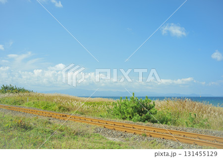 秋晴れの陸奥湾と大湊線の線路　青森県横浜町 131455129