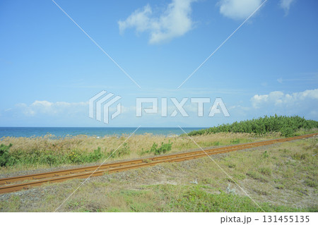 秋晴れの陸奥湾と大湊線の線路　青森県横浜町 131455135