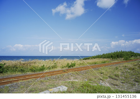 秋晴れの陸奥湾と大湊線の線路　青森県横浜町 131455136