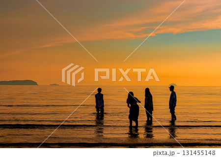 夕焼けの海岸で遊ぶ人々 131455148
