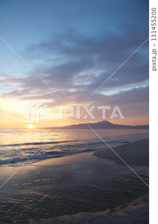 鳥取県の弓ヶ浜半島より秋の伯耆大山の日の出 鳥取県の弓ヶ浜半島より秋の伯耆大山の日の出 131455200