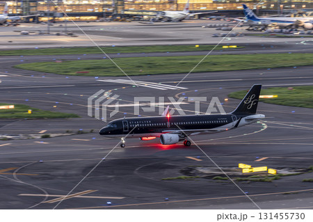 夕暮れの羽田空港　タキシング中の飛行機　東京都大田区 131455730