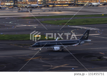 夕暮れの羽田空港　タキシング中の飛行機　東京都大田区 131455731