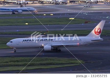 夕暮れの羽田空港 タキシング中の飛行機 東京都大田区 夕暮れの羽田空港 タキシング中の飛行機 東京都大田区 131455735