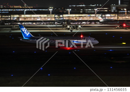 夜の羽田空港　着陸中の飛行機　東京都大田区 131456035