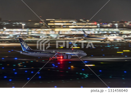夜の羽田空港　着陸中の飛行機　東京都大田区 131456040