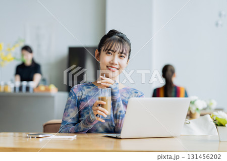 カフェで仕事をする若い女性 カフェで仕事をする若い女性 131456202