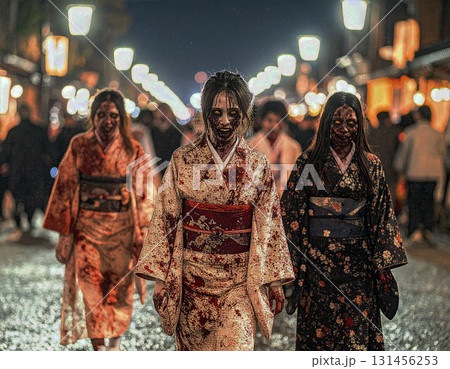 夜の京都の街を着物姿で徘徊する血まみれのゾンビ女性たち。ハロウィン和風ホラーシーン。 夜の京都の街を着物姿で徘徊する血まみれのゾンビ女性たち。ハロウィン和風ホラーシーン。 131456253