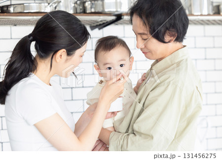 離乳食を食べるあかちゃん 131456275