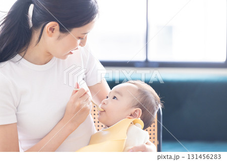 離乳食を食べる赤ちゃん 131456283