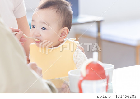 離乳食を食べる赤ちゃん 131456285