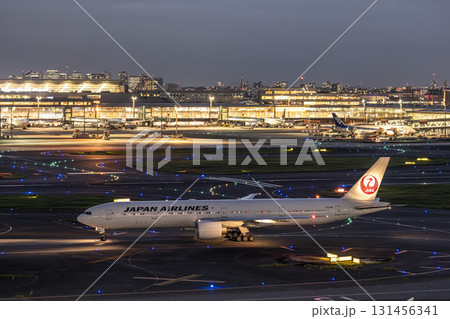 夜の羽田空港 タキシング中の飛行機 東京都大田区 夜の羽田空港 タキシング中の飛行機 東京都大田区 131456341