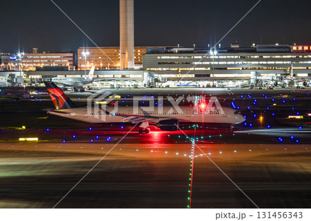 夜の羽田空港 タキシング中の飛行機 東京都大田区 夜の羽田空港 タキシング中の飛行機 東京都大田区 131456343