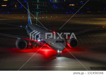 夜の羽田空港　タキシング中の飛行機　東京都大田区 131456348