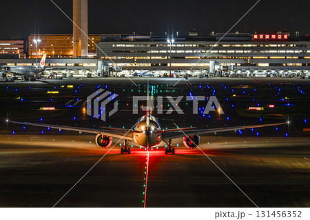 夜の羽田空港 タキシング中の飛行機 東京都大田区 夜の羽田空港 タキシング中の飛行機 東京都大田区 131456352
