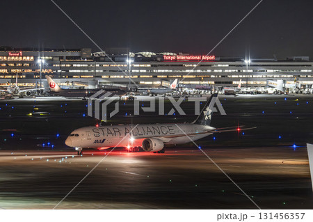 夜の羽田空港　タキシング中の飛行機　東京都大田区 131456357
