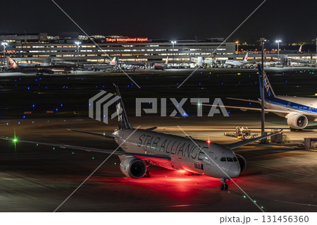 夜の羽田空港　タキシング中の飛行機　東京都大田区 131456360