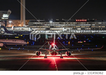 夜の羽田空港 タキシング中の飛行機 東京都大田区 夜の羽田空港 タキシング中の飛行機 東京都大田区 131456362
