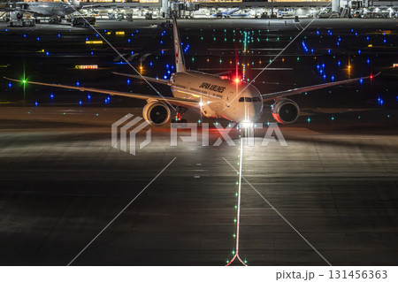 夜の羽田空港 タキシング中の飛行機 東京都大田区 夜の羽田空港 タキシング中の飛行機 東京都大田区 131456363