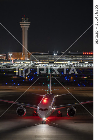 夜の羽田空港　タキシング中の飛行機　東京都大田区 131456365