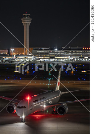 夜の羽田空港　タキシング中の飛行機　東京都大田区 131456366