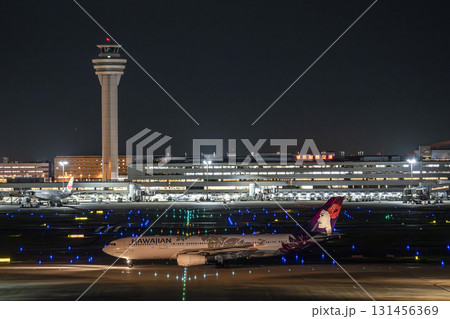 夜の羽田空港　タキシング中の飛行機　東京都大田区 131456369