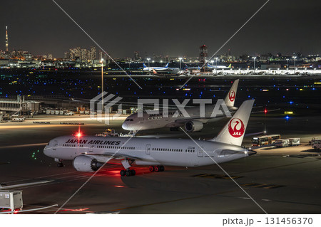夜の羽田空港 タキシング中の飛行機 東京都大田区 夜の羽田空港 タキシング中の飛行機 東京都大田区 131456370