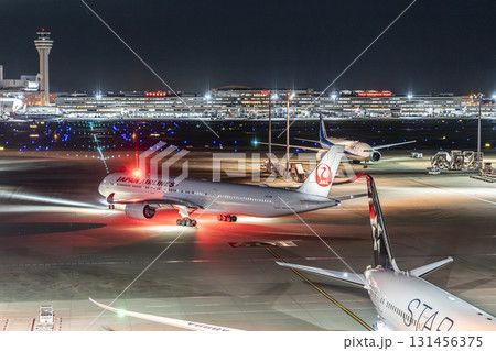 夜の羽田空港 タキシング中の飛行機 東京都大田区 夜の羽田空港 タキシング中の飛行機 東京都大田区 131456375