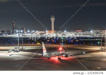 夜の羽田空港 タキシング中の飛行機 東京都大田区 夜の羽田空港 タキシング中の飛行機 東京都大田区 131456376