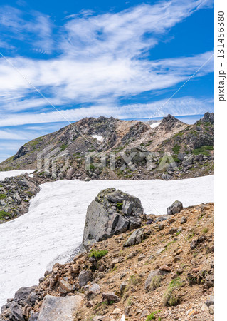 白山大汝峰の翠ヶ池から御前峰を見上げる　初夏の白山御前峰登山（お池めぐりコース） 131456380