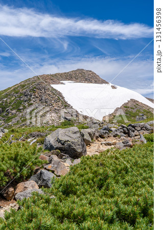 白山御前峰のお池めぐり分岐から見上げる大汝峰 初夏の白山御前峰登山(お池めぐりコース) 白山御前峰のお池めぐり分岐から見上げる大汝峰 初夏の白山御前峰登山(お池めぐりコース) 131456398