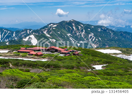 白山御前峰の雪原から見る別山と室堂センター　初夏の白山御前峰登山（お池めぐりコース） 131456405