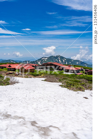 白山室堂平の雪原から見る別山と室堂センター　初夏の白山御前峰登山（お池めぐりコース） 131456406
