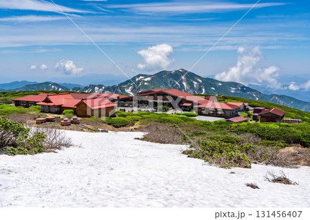 白山室堂平の雪原から見る別山と室堂センター　初夏の白山御前峰登山（お池めぐりコース） 131456407