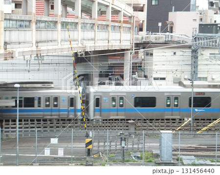 相模大野駅の跨線橋と電車 相模大野駅の跨線橋と電車 131456440
