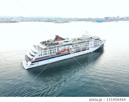 秋の北海道函館市函館港に寄港するクルーズ船ハンセアテックスピリット号の風景を空撮 131456484