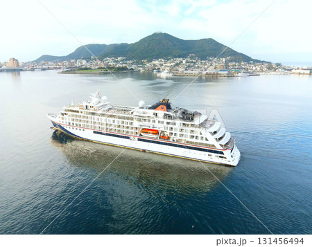 秋の北海道函館市函館港に寄港するクルーズ船ハンセアテックスピリット号の風景を空撮 131456494