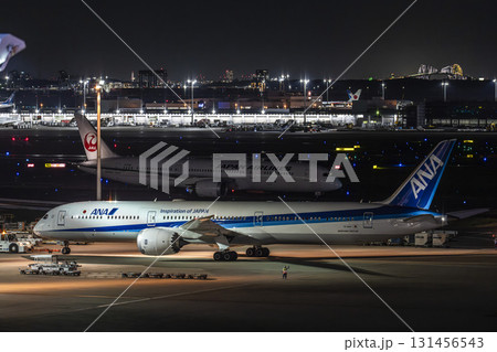 夜の羽田空港　トーイングトラクターと飛行機　東京都大田区 131456543
