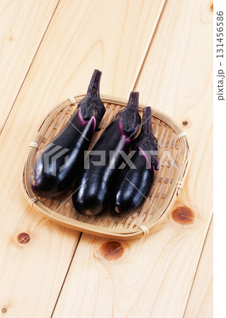 新鮮なナス 131456586