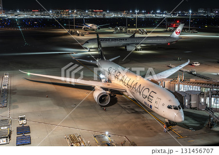夜の羽田空港 駐機中の飛行機 東京都大田区 夜の羽田空港 駐機中の飛行機 東京都大田区 131456707