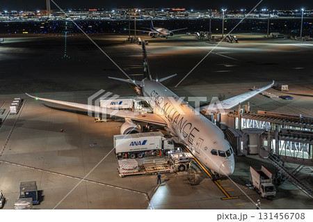 夜の羽田空港 駐機中の飛行機 東京都大田区 夜の羽田空港 駐機中の飛行機 東京都大田区 131456708