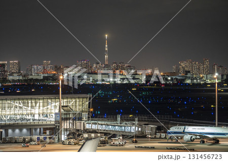 夜の羽田空港　駐機中の飛行機と東京スカイツリー　東京都大田区 131456723
