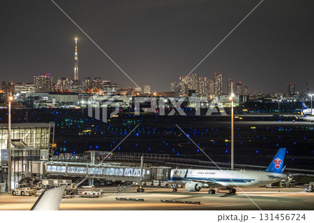 夜の羽田空港 駐機中の飛行機と東京スカイツリー 東京都大田区 夜の羽田空港 駐機中の飛行機と東京スカイツリー 東京都大田区 131456724