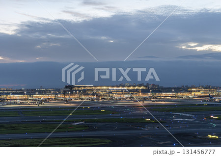 夕暮れの羽田空港　第3ターミナルの夜景　全景　東京都大田区 131456777