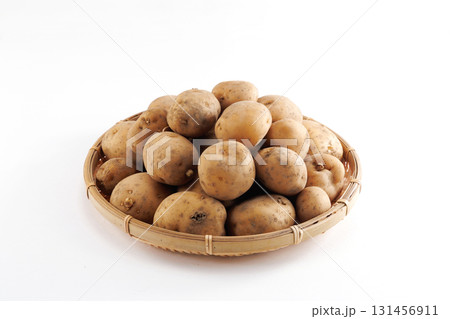 ザルに盛られた新鮮な泥付きジャガイモ 131456911