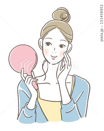 手鏡を見つめる笑顔の女性 手鏡を見つめる笑顔の女性 131456952