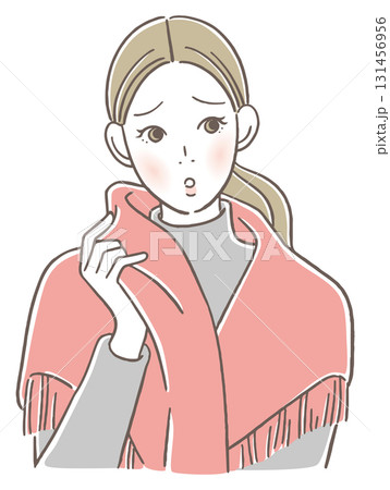 ストールを方に掛ける女性 131456956