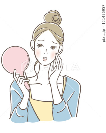 手鏡を見る女性 131456957