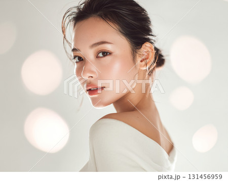 光に包まれたアジア人モデルの美肌イメージ(美容 広告 パンフレット) 光に包まれたアジア人モデルの美肌イメージ(美容 広告 パンフレット) 131456959